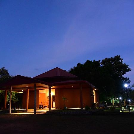 Indika Lake Resort Nuwarawewa East Exterior foto