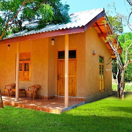 Indika Lake Resort Nuwarawewa East Exterior foto