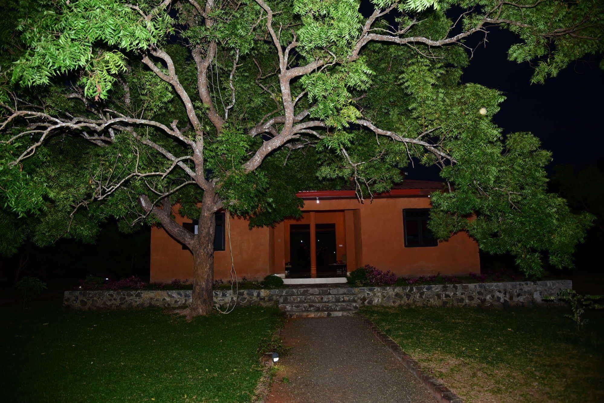 Indika Lake Resort Nuwarawewa East Exterior foto