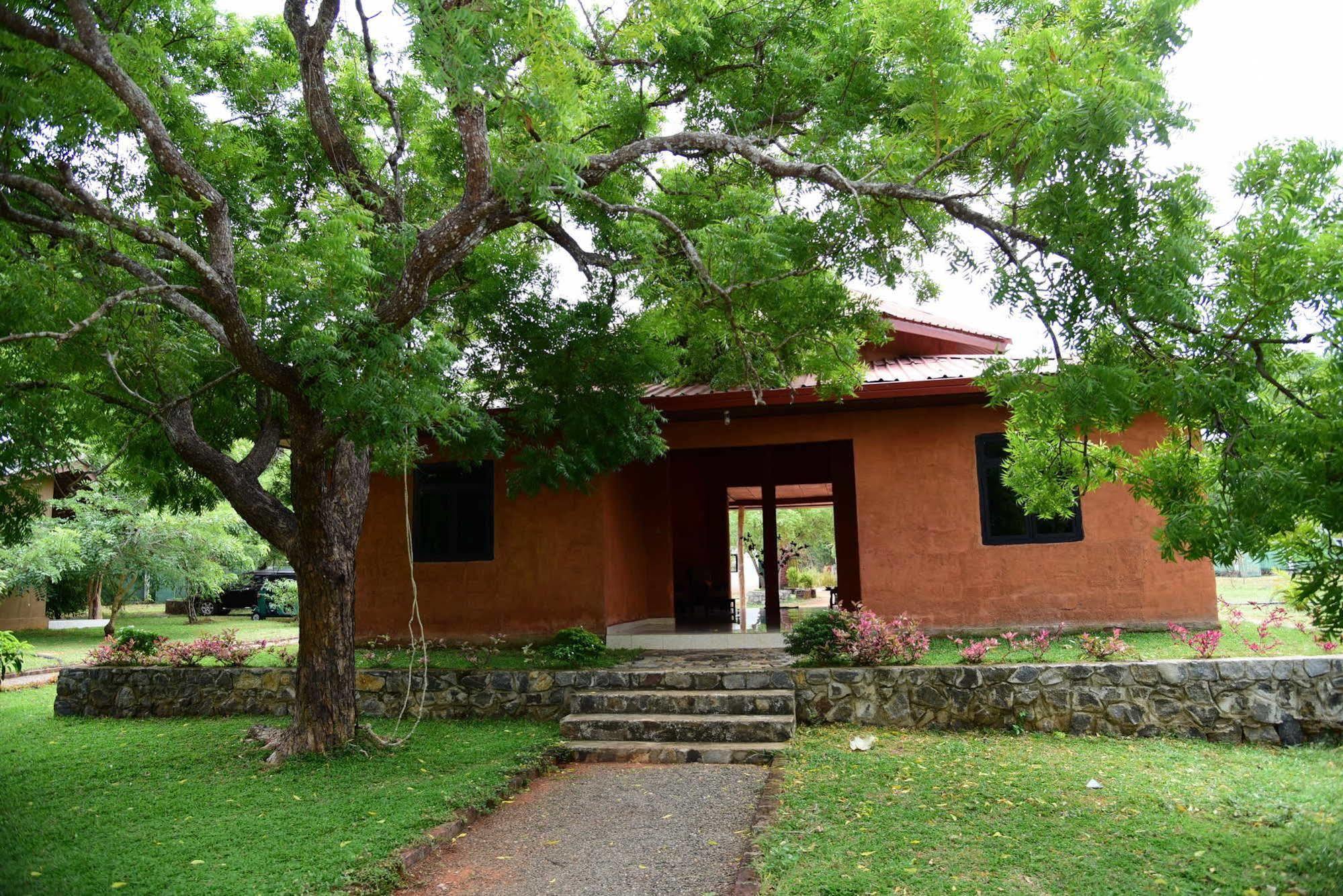 Indika Lake Resort Nuwarawewa East Exterior foto