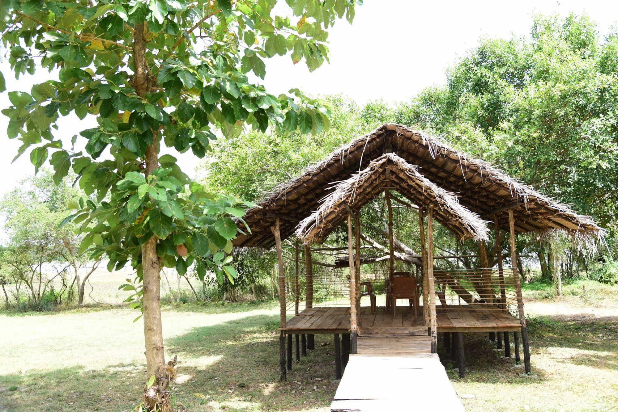 Indika Lake Resort Nuwarawewa East Exterior foto